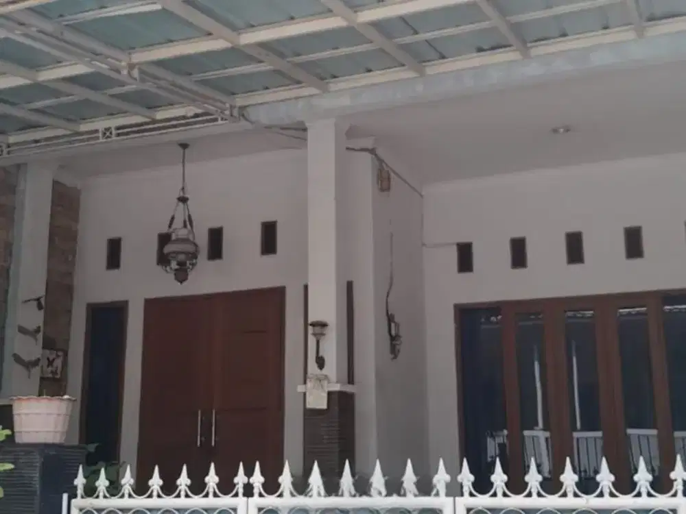 Murah !! DIJUAL RUMAH 2 LANTAI SIAP HUNI DEKAT JALAN RAYA DAN TRANSUM UNTUK KOST JUGA COCOK