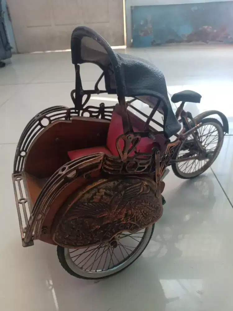 Becak Mini Vintage Pajangan Kayu & Logam – Dekorasi Antik Klasik Unik