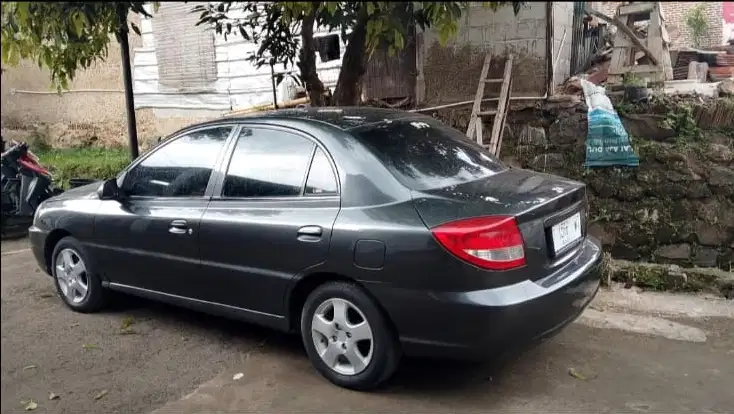 Mobil Sedan KIA RIO ( MT )