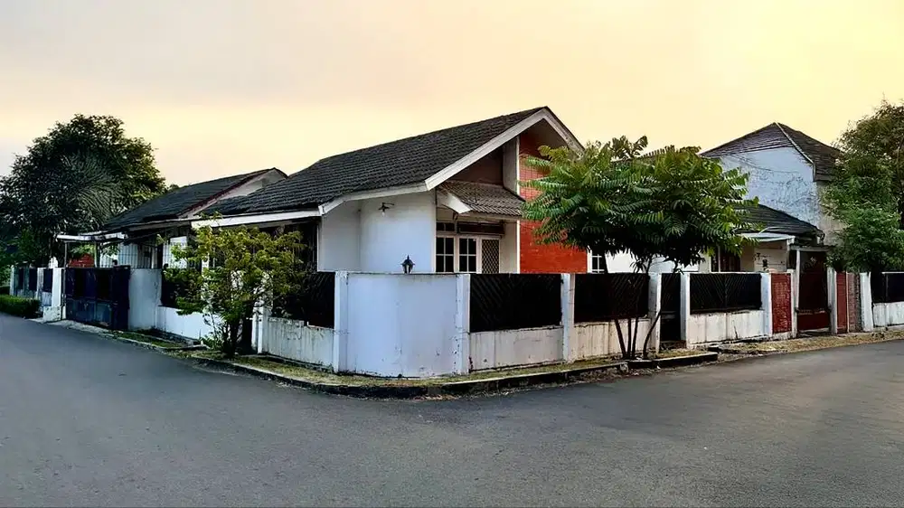 1 Menit Ke Living Plaza! Rumah Hook Strategis Pamulang, Tanah Luas