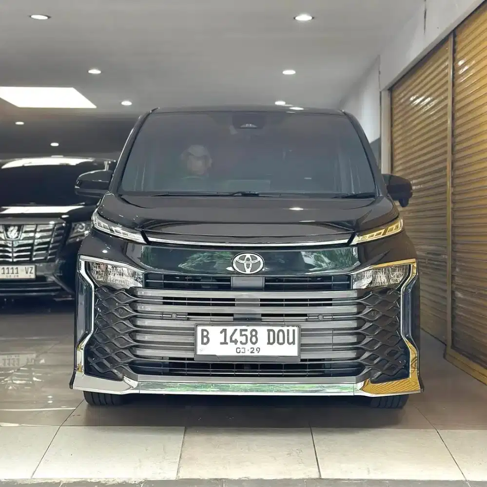 Toyota New Voxy 2.0 TSS