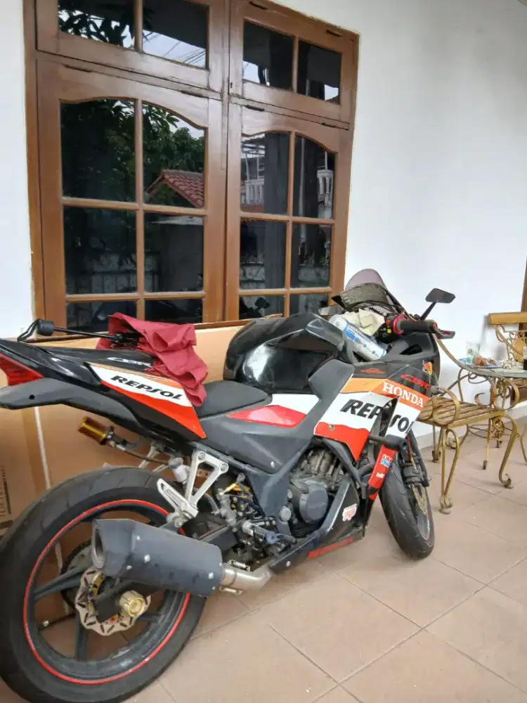 Dijual motor cbr honda thn 2015 masih bagus n mesin baik