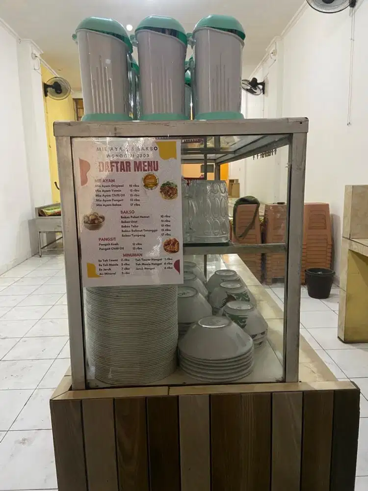 Etalase Kaca Serbaguna
