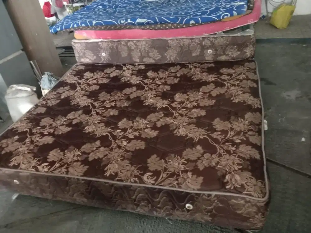 Spring bed 160cm dan 120cm (95% kondisi seperti baru)