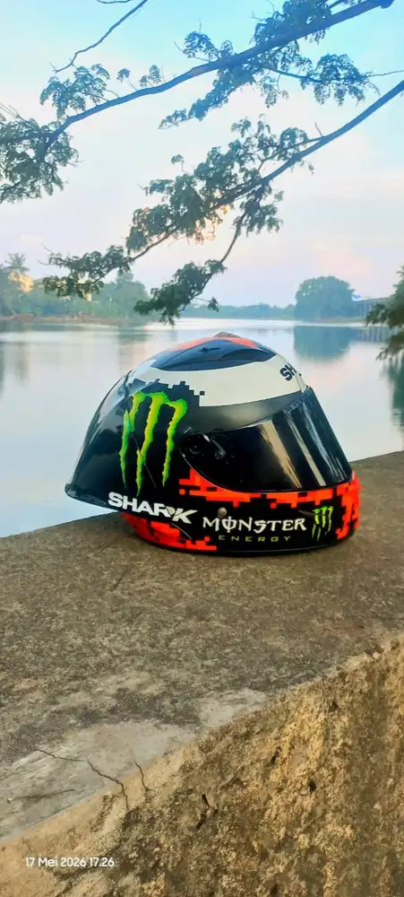 HELM SHARK RACE R PRO JORGE LORENZO SIZE M BATOK KECIL MOTIF LANGKA