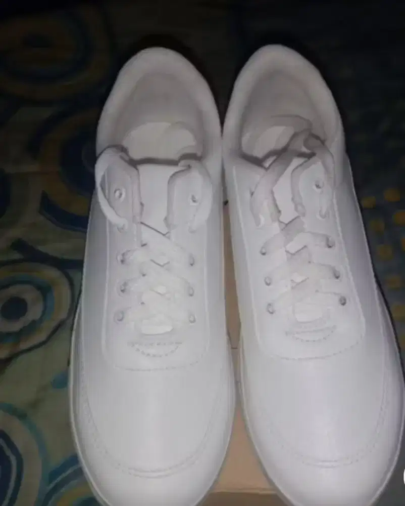 Sepatu putih tanpa merk murah meriah