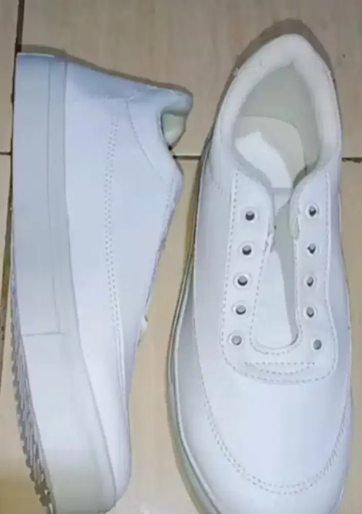 Sepatu putih tanpa merk murah meriah
