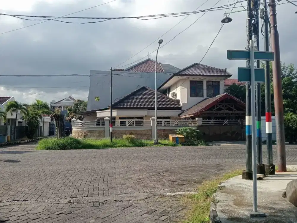 DIJUAL RUMAH HOOK DI KLAMPIS ANOM FURNIS LENGKAP HADAP SELATAN