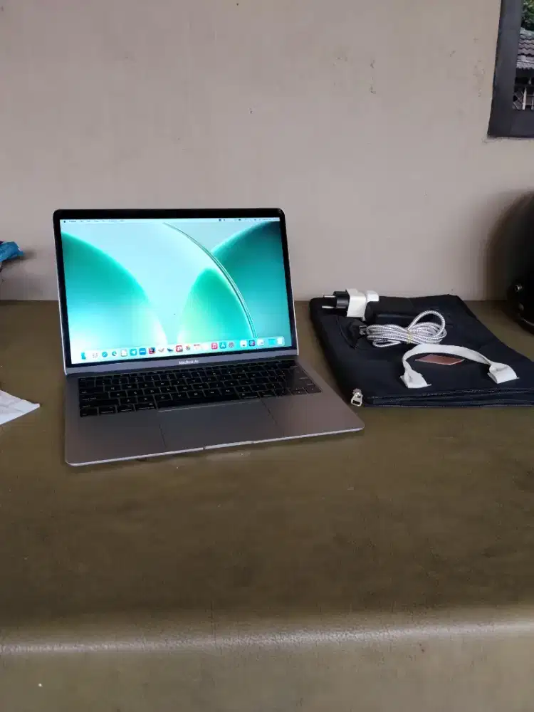 BH 86% Macbook Air 2018 8/256 Space Grey 13 Inch