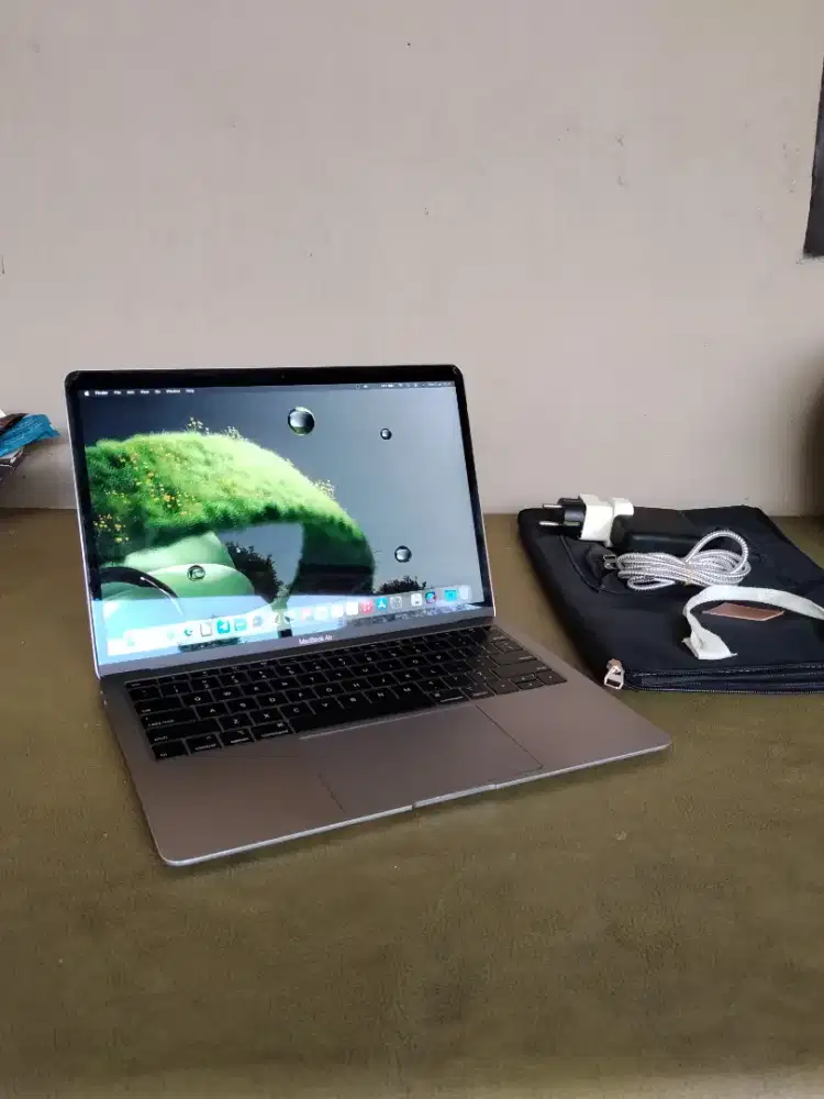BH 86% Macbook Air 2018 8/256 Space Grey