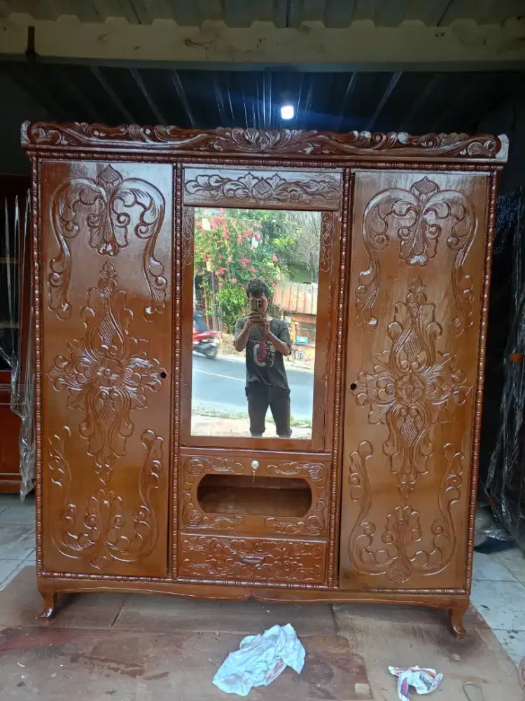 Lemari antik kayu jati tua bekas dah melamin Bogor 3 pintu