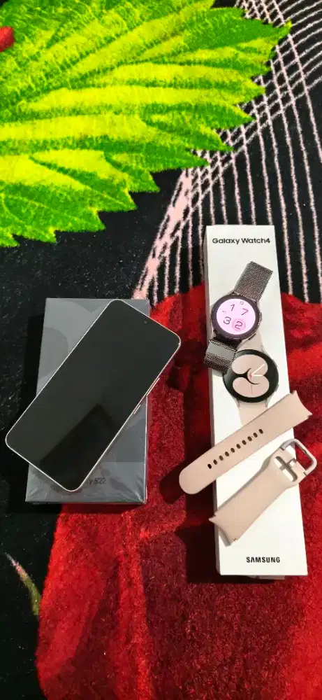Paket Samsung Galaxy S22 dan Smartwatch Galaxy Watch 4