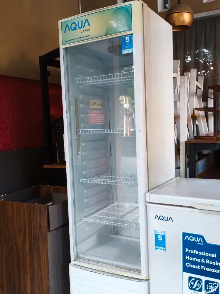 Di jual showcase merk AQUA