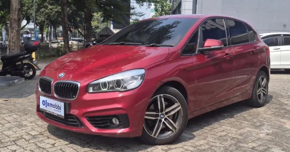 LOW DP BMW 218i 1.5 Sport Line Active Tourer Bensin-AT 2015 UMF