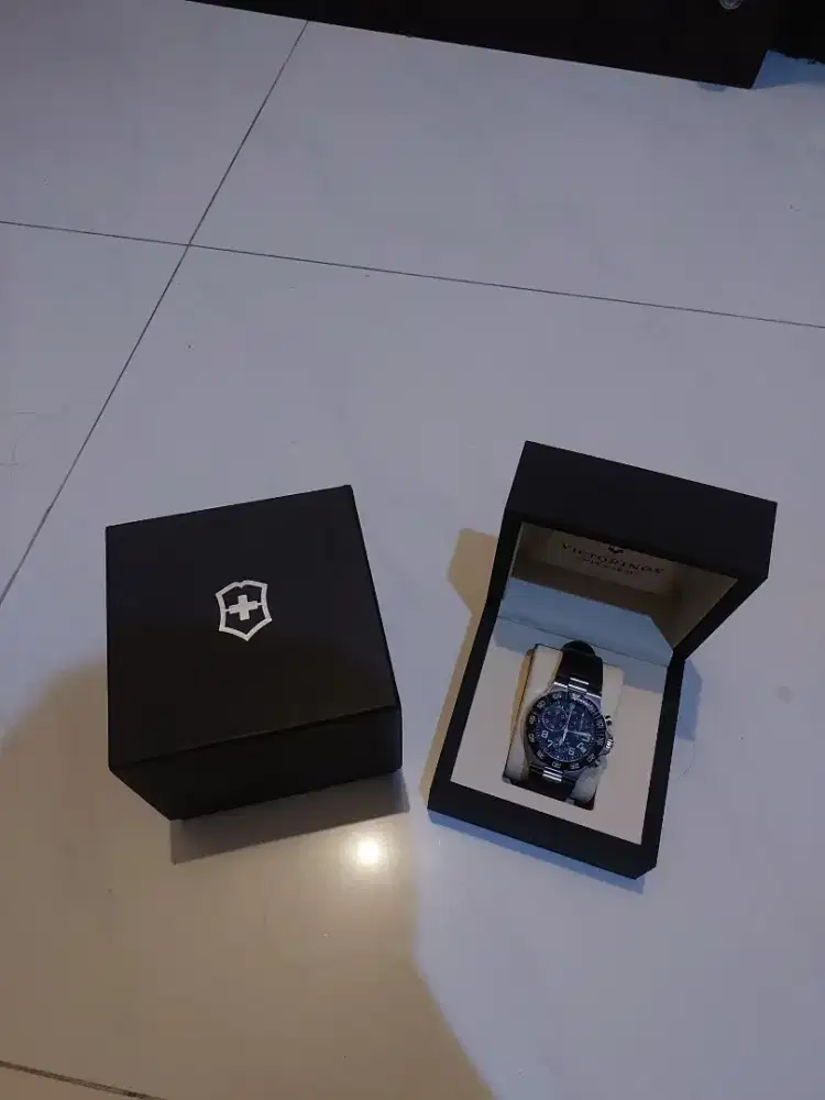 Jam Pria Victorinox