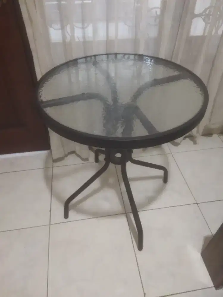Meja kaca bundar