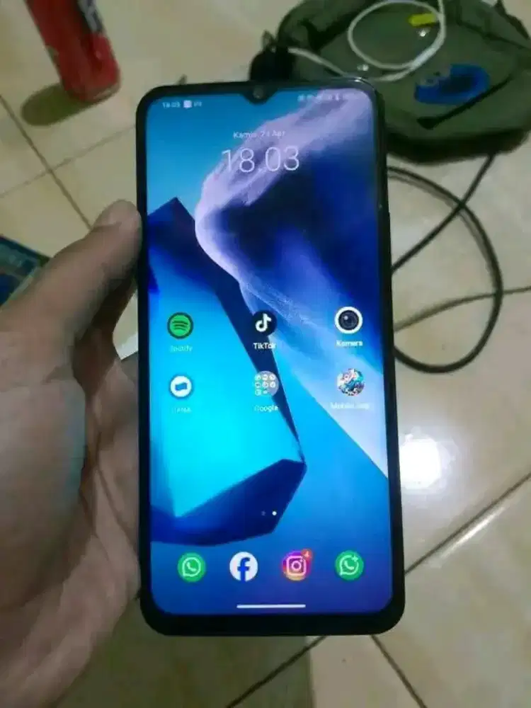 Vivo y18 ram 8/256 hp aja batangan no minus