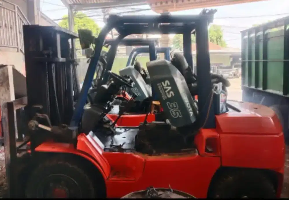 Forklift TOYOTA 2016