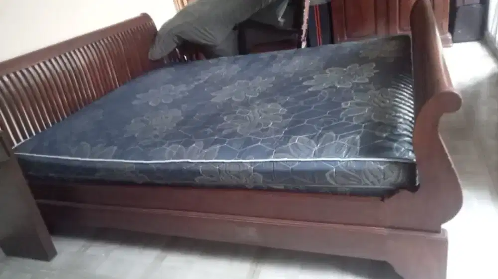 TEMPAT TIDUR JATI ANTIK