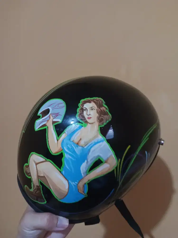 Helm slimhead painting lady