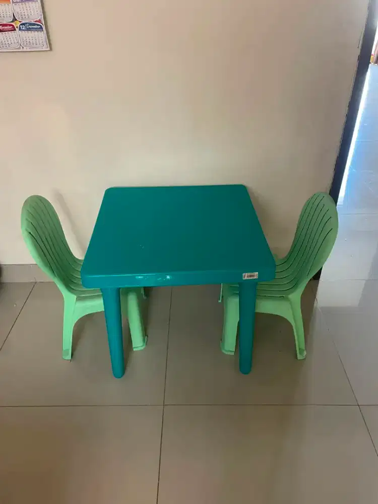 Meja makan anak2
