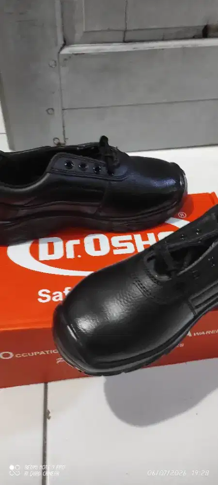 Sepatu safety kerja
