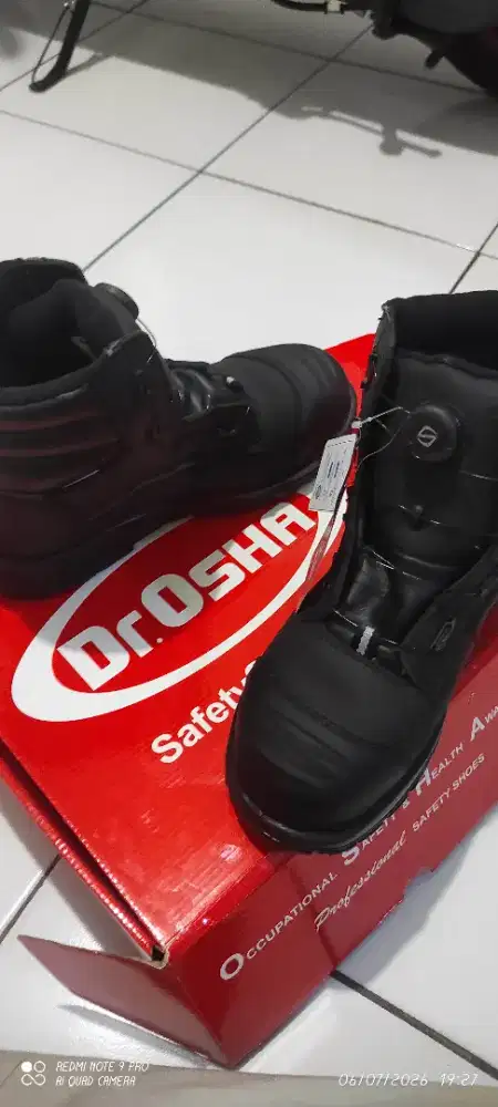 Sepatu safety boots