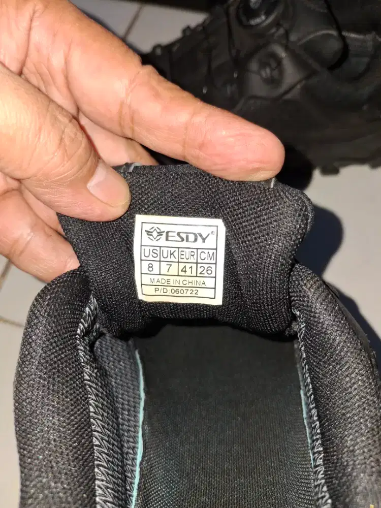 Sepatu gunung ESDY