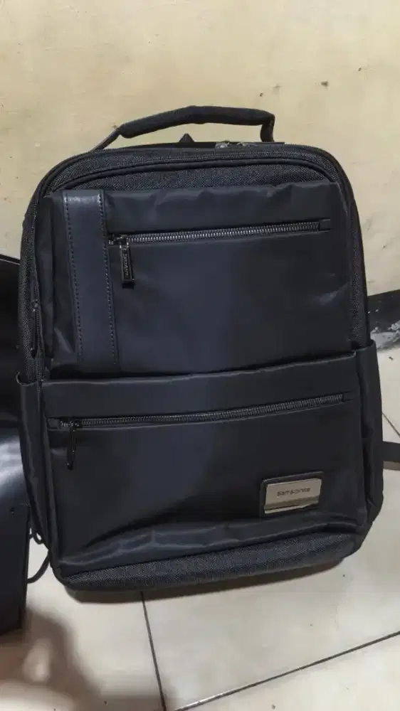 Tas Samsonite baru