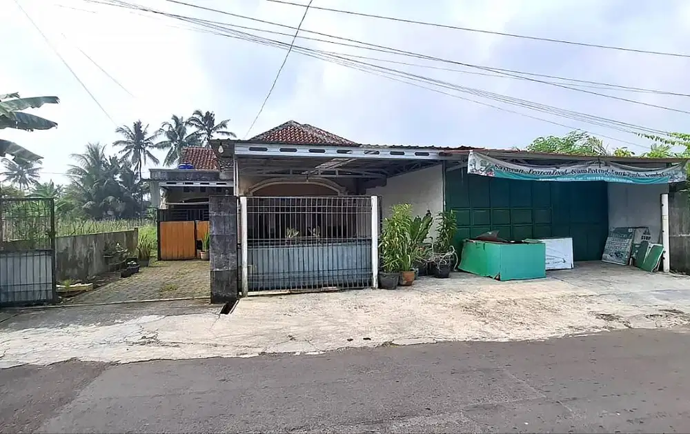 Rumah dengan Halaman Super Luas di Turi