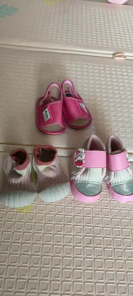 Sepatu dan sandal bayi