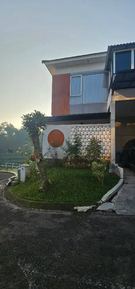 Rumah rasa Villa disewakan Full Furnished. Dekat tol, lingkungan asri