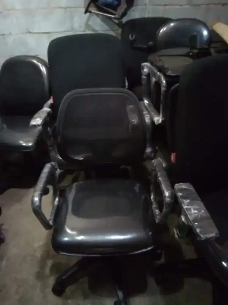 Peralatan kursi kantor