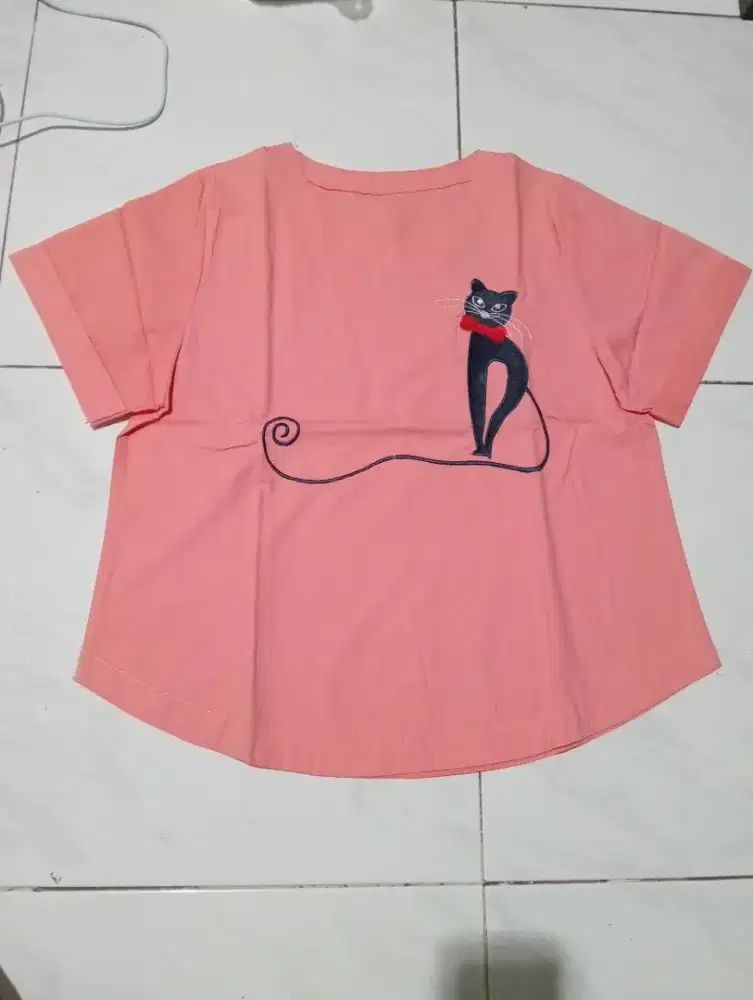 Baju atasan motif kucing