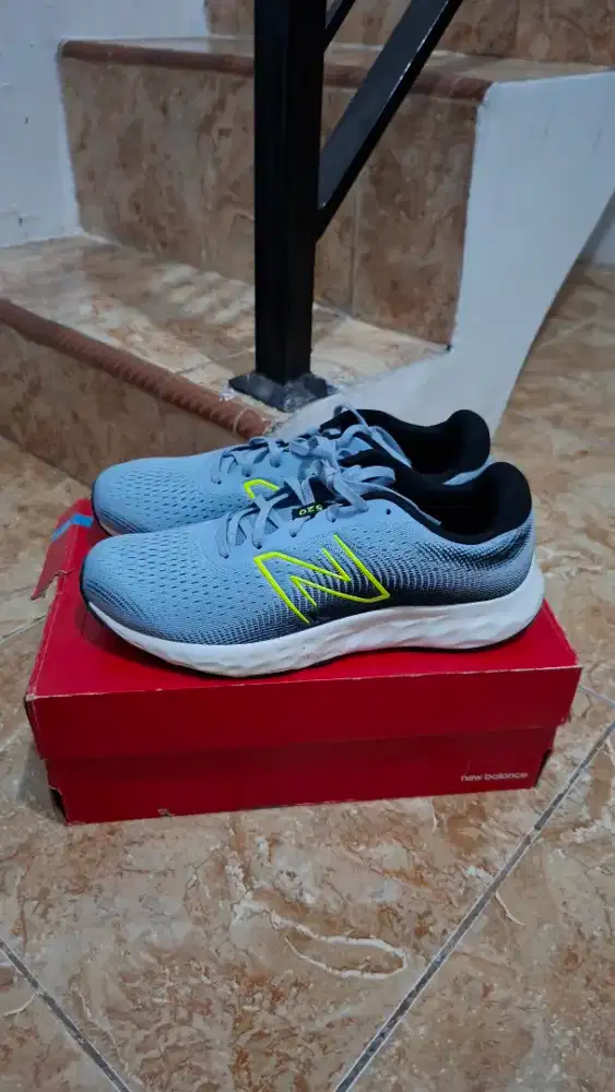 NB 520 Size 46 1/2