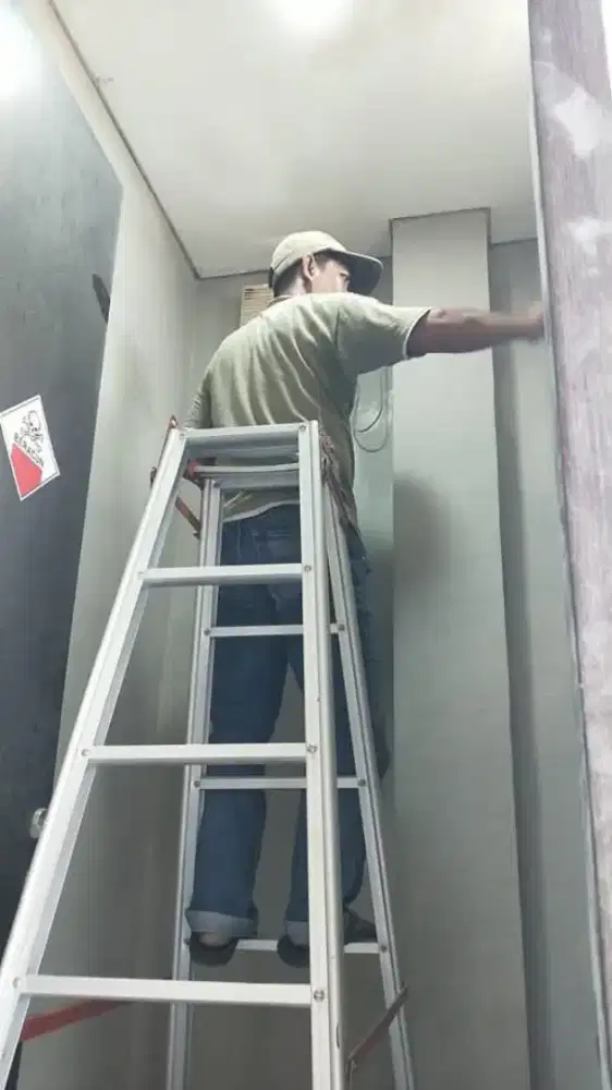 Pekerjaan pengecatan dan renovasi rumah tinggal.