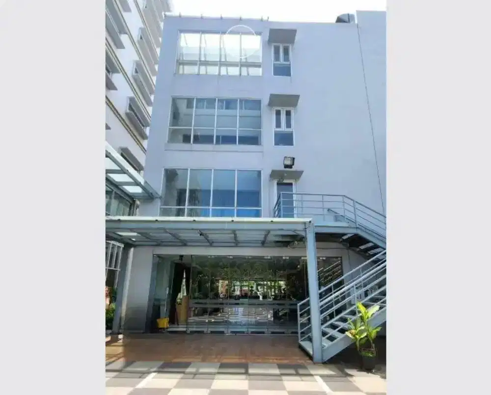 DISEWAKAN GEDUNG KOMERSIAL 4 LT DI RAYA NGINDEN SURABAYA SIAP HUNI