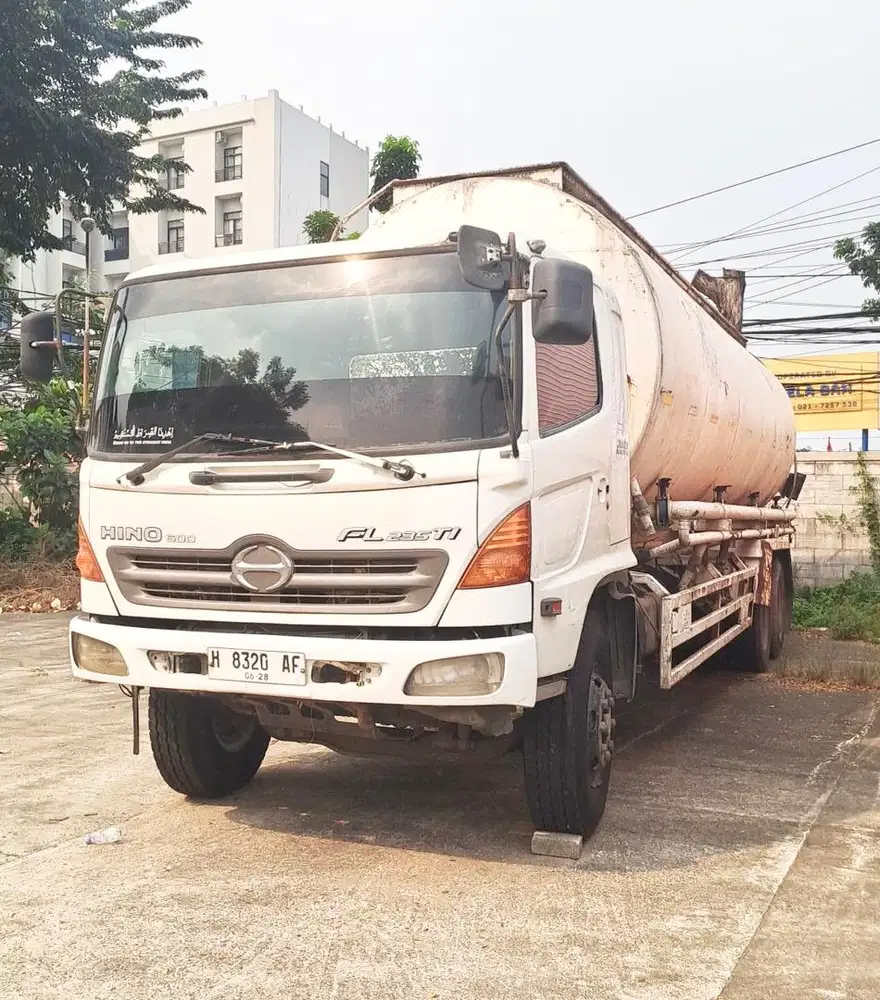 MULUS+banBARU MURAH Hino Tronton 6x2 FL 235 JW tangki semen 2013