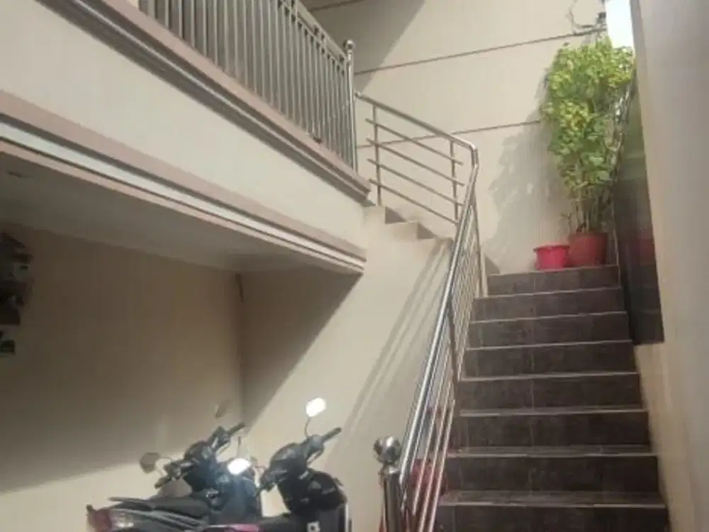 Di jual rumah garasi tiga mobil di Pademangan