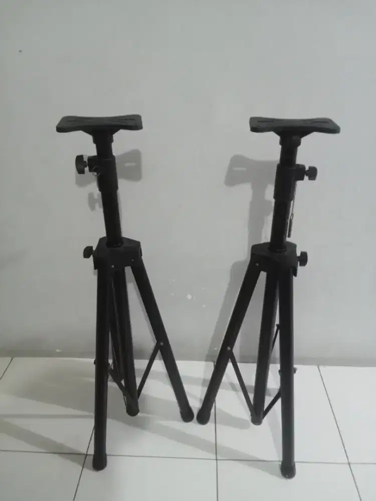 Tripod stand speaker