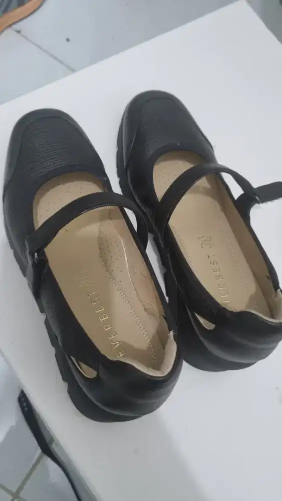 Sepatu Everbest hitam