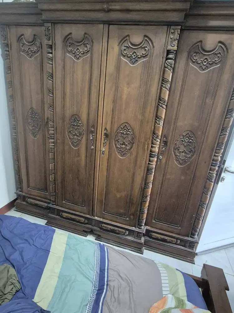 Bahan kayu jati kokoh dan tahan lama. Desain ukiran klasik yang elegan