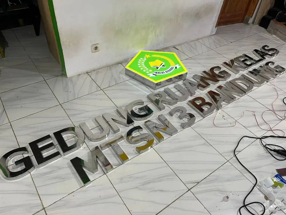 Papan Nama Huruf Timbul Stainless Steel 304