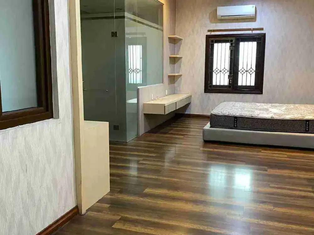 Dijual Rumah cantik 2 lantai di Srwijaya-Medan, sangat terawat dan strategis.