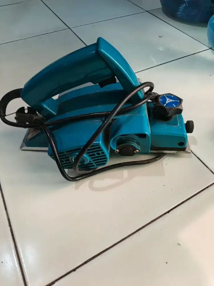 Mesin serut kayu dan mesin potong keramik