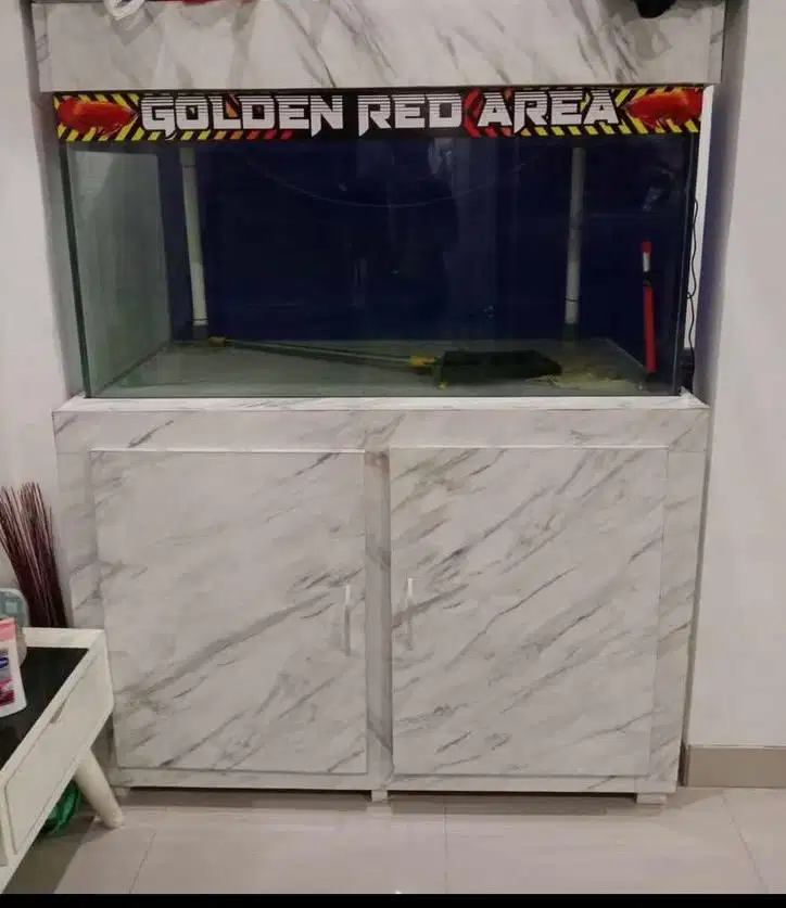 Aquarium ikan (laci dan mesin air)