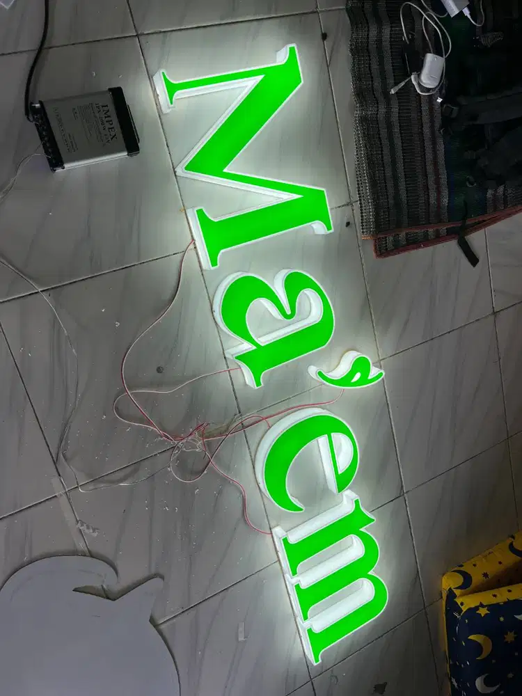 Signage Huruf Timbul Akrilik