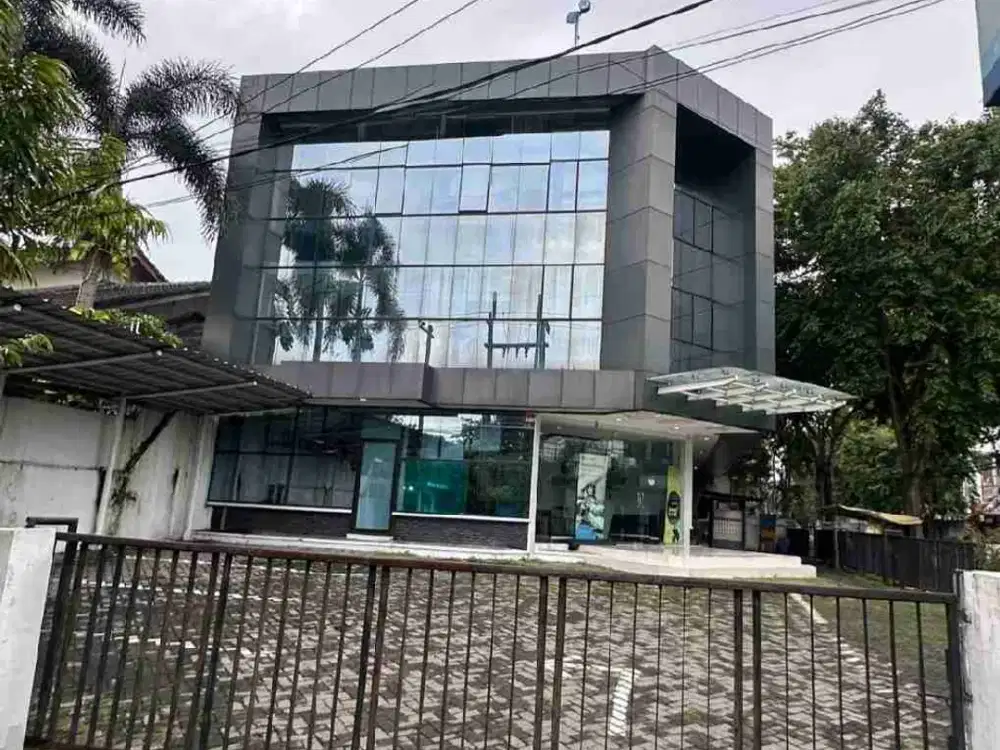 Kantor 3 Lantai 0 Jl Raya Jemursari Surabaya

 Row Jalan Utama
 Disekitarnya banyak Hotel & Resto
LT: 589 
LB: 794  (3 lantai)
Hadap: Utara
Surat: HGB
Harga jual 19 M nego (30jt/m)
