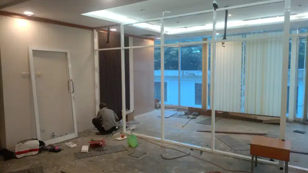 Sekat kaca aluminium