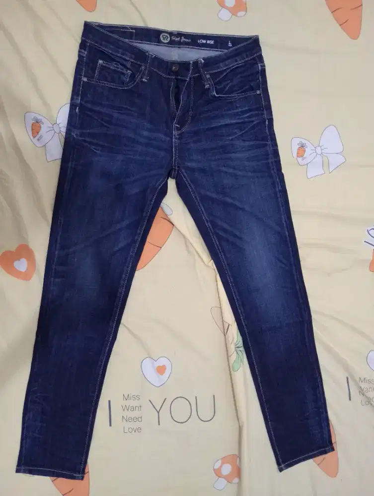 Celana jeans biru gelap merek True Religion